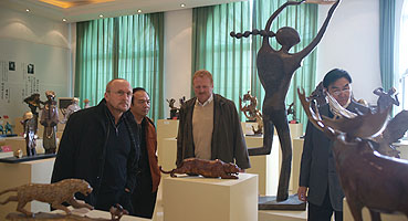 德国客户在宇达艺术馆参观